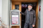 Willy Fischer heisst alle Interessierten im Klanghaus Alt St. Johann willkommen. Bild: Urs Bucher