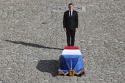 Präsident Emmanuel Macron erweist dem ehemaligen Präsidenten Jacques Chirac die letzte Ehre in Paris (Bild: AP/Keystone (Paris, 30. September 2019)