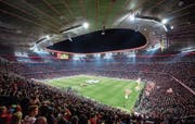 Die neu beleuchtete Allianz-Arena vor dem Champions-League-Spiel gegen Roter Stern. (Bild: Matthias Balk, DPA / München, 18.September 2019)