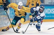 In der letzten Saison noch im Dress von Langenthal: Luca Wyss (links) gegen Zugs Dean Schwenninger. Bild: Stefan Kaiser (Zug, 27. Januar 2019)