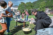 Abt Christian Meyer ist bei der Zubereitung von Älplermagronen voll in seinem Element. (Bild: Beat Christen, Engelberg, 27. September 2019)