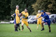 Ramon Klaus (am Ball) von den Luzern Pikes hat es eilig, zwischen sich und dem Gegenspieler der Zürich Renegades Abstand zu schaffen. (Bild: Manuela Jans-Koch, Luzern, 28. September 2019)