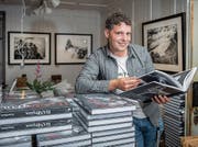 Thomas Biasotto mit seinem Buch «Handwerk». (Bild: Urs Bucher)