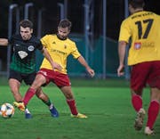Eduard Qupi (links), der Spielmacher des Luzerner SC, versucht sich hier gegen den Sempacher Rafael Machado Gomes durchzusetzen. Bild: Dominik Wunderli (Luzern, 28. September 2019)