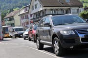 Im ganzen Dorf stand der Verkehr am ersten Tag des Einbahnversuchs wie hier am Karli-Kreisel. (Bild Matthias Piazza, Stans, 8. August 2019)