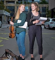 Die Musikstudentinnen Leandra Hodel (links) und Charlotte Röttger. (Bild: Maria Schmid, Zug, 25. September 2019)