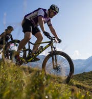 Neben Wanderwegen sollen im Kanton Uri auch Bikewege gesetzlich geregelt werden. Ob dies nebeneinander möglich ist, wird Teil der Landratsdiskussion. Bild: Jean-Christophe Bott/Keystone)