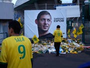 Die FIFA bestimmte die Ablösesumme für den tödlich verunglückten Emiliano Sala (Erinnerungsfoto in der Bildmitte) (Bild: KEYSTONE/AP/THIBALT CAMUS)