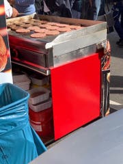 Hamburgerfleisch wird ungekühlt unter dem Grill gelagert. Wie lange das Fleisch dort lag, ist nicht bekannt. (Bild: PD)