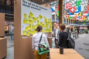 Zug Estates CEO Tobias Achermann bei der Präsentation der Ausstellung in der Einkaufs-Allee. (Bild: PD)