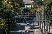 Diese Fahrleitung im Ebikoner Schachenquartier wurde für die neue Trolleybus-Linie 1 errichtet. (Bild: Pius Amrein, 23. Juli 2019)