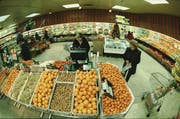 Ein Blick in die Früchte- und Gemüseabteilung der Migros 1998. (Bild: PD)
