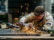 Schwächelnde Metall-, Holz- und Chemieindustrie: Die Aussichten für die Schweizer Konjunktur haben sich stärker als von Ökonomen erwartet eingetrübt. (Bild: KEYSTONE/EPA/STEPHANIE LECOCQ)