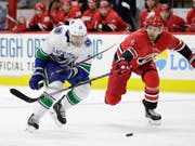 Vancouvers Sven Bärtschi (links) kann innerhalb von 24 Stunden von einem anderen NHL-Team verpflichtet werden (Bild: KEYSTONE/AP/GERRY BROOME)
