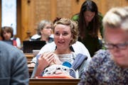 Das Parlament wird jünger: Irène Kälin nahm ihren Sohn mit in den Ratssaal. Bild: Anthony Anex/Keystone (Bern, 26. September 2018)