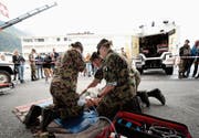 An einem Rundgang gaben die Soldatinnen und Soldaten ihren Angehörigen einen Einblick über diverse im Ausbildungskurs gelernte Inhalte – hier im Bereich der medizinischen Versorgung. Bild: PD (Oberdorf, 28. September 2019)