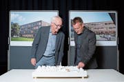 Gemeinderat Beat Iten (links) und Architekt Christophe Egli vor einem Modell des neuen Schulgebäudes und der Umgebung. Im Hintergrund sind die Visualisierungen des Gebäudes von beiden Seiten zu sehen. (Bild: Maria Schmid, Unterägeri, 27. September 2019)
