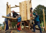 Mehrere Generationen erstellen den neuen Münchwiler Spielplatz – hier beim Bau des Kletterturms.Bild: Maya Heizmann