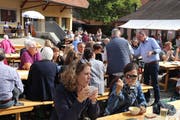 Am Herbstfest wurden Kontakte mit den Tischnachbarn geknüpft. (Bild: Peter Spirig)
