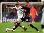 Auch mit 35 Jahren noch zweikampfstark und torgefährlich: Hertha Berlins Vedad Ibisevic (re., gegen Kölns Bornauw) (Bild: KEYSTONE/EPA/FRIEDEMANN VOGEL)