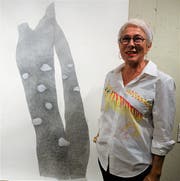 Monika Feucht mit ihrem bleistiftgemalten Bild «Féminité du bois». (Bild: Romano Cuonz, Sarnen, 31. August 2019)