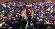 Mit seiner Aktion veränderte Lee die Mehrheitsverhältnisse im britischen Parlament – zum Leid von Johnson. (Bild: Screenshot/Youtube)