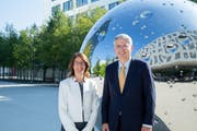 Roche-CEO Severin Schwan und Standortleiterin Annette Luther in Rotkreuz. (Bild: Jan Pegoraro, 4. September 2019)