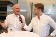 Der Geschäftsführer der Hefe Schweiz, Thomas Gamper (links), wird vom Frauenfelder Moderator Julian Thorner über die Gegenwart und Zukunft des Unternehmens befragt.