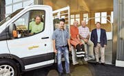 Der neue Ford-Transit-Kipper parkiert im bald fertig eingerichteten Werkhof: der Verantwortliche Patrick Keller am Steuer, Autoverkäufer Tobias Kappeler, Werkhof-Mitarbeiter Heinz Egloff, Gemeinderat Walter Lanz und Gemeindepräsident Walter Hugentobler. (Bild: Samuel Koch)