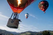 Feuer im Dach: Die Ostschweizer Ballonfahrer wehren sich dagegen, dass der kontrollierte Luftraum rund um Zürich ausgedehnt wird. (Bild: Benjamin Manser)