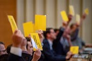 Die Gossauer Parlamentarierinnen und Parlamentarier im Fürstenlandsaal. (Bild: Urs Bucher (4. April 2019))