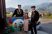 Die OK-Mitglieder mit dem Logo und in Nidwaldner Tracht. Von links: Bernd Zieri, Diana Käslin und Ueli Amstad. (Bild: Corinne Glanzmann, Beckenried, 3. September 2019)