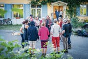 Markus Prieth (Mitte) gibt vor, die Wanderjodelgruppe steigt ein, und alles wird Klang. (Bild: Urs Bucher/Trogen, 3.9.2019)