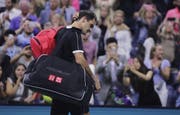 Enttäuschung bei Roger Federer nach seinem Aus im Viertelfinal bei den US Open. (Bild: AP Photo/Charles Krupa)