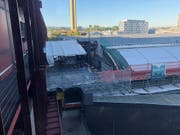 Der Brand brach auf dem Dach der Perronhalle des Bahnhofs SBB aus, die gegenwärtig saniert wird. (Bild: Keystone/Dominique Spirgi)
