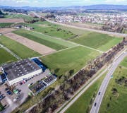 Der geplante Fachmarkt Ebnet soll zwischen der Portas AG und der Autobahn A1 zu stehen kommen. (Bild: Olaf Kühne)