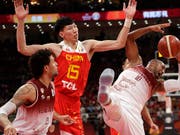 Zhou Qi (Mitte) scheitert mit Gastgeber China bereits in der WM-Vorrunde (Bild: KEYSTONE/AP/MARK SCHIEFELBEIN)