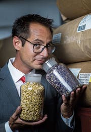 Lucas Baumann kennt alle 87 Kräuter, welche für die Rausch-Shampoos und Crèmes verwendet werden. (Bild: Michel Canonica)