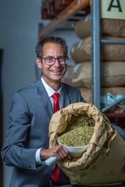 Bevor ein neues Rausch-Produkt auf den Markt kommt, wird es von Lucas Baumann ausgiebig getestet. (Bild: Michel Canonica)