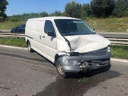 Der Lieferwagen prallte in das vor ihm fahrende Auto (Bild: Luzerner Polizei)
