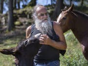 Der Autor Jean-Pierre Rochat, während einem Besuch auf seinem ehemaligen Bauernhof, am Freitag. (Bild: Keystone/PETER KLAUNZER)