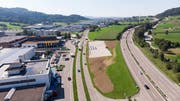 In Winkeln entsteht derzeit ein rund 4500 Quadratmeter grosses Zwischenlager für Neuwagen der City-Garage AG. Die Nutzung ist auf fünf Jahre, bis Ende Juni 2024, beschränkt. Geplant war, die Zürcher Strasse (links) von hier aus entlang der Autobahn zu führen. (Bild: Ralph Ribi/4. September 2019)