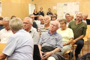 Die rund 100 Interessierten lauschen den Ausführungen von Gemeindepräsident René Walther. (Bild: Barbara Hettich)