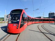 Und wieder ein Auftrag für Stadler Rail: Bernmobil braucht bis zu 50 neue Strassenbahnen. (Bild: KEYSTONE/LUKAS LEHMANN)