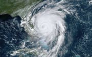 Hurrikan Dorian befindet sich kurz vor Floridas Ostküste und könnte in den kommenden Stunden auf dem Festland auftreffen. (Bild: NOAA/AP)