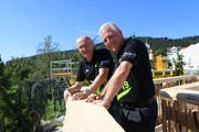 Z 19 massgeschneidert: Präsident Heinz Felix (rechts) und Vizepräsident Urs Rutishauser realisierten mit ihrem insgesamt zwölfköpfigen OK ein eigenständiges Messekonzept in einem bestehenden Gewerbebetrieb. (Bilder: Hans Suter)