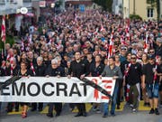 Die Gemeindebehörden von Moutier BE erhalten Sukkurs vom jurassischen Parlament - letzten Freitag gingen Tausende in Moutier auf die Strasse (Archivbild). (Bild: Keystone/Jean-Christophe Bott)