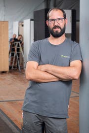 Beat Rüegsegger, gelernter Zimmermann und Fachmann für Energie- und Bauberatung, wagte sich an das Projekt Wiga-Bau. Bild: Urs Bucher