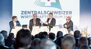 Nahmen am Eröffnungspodium im Pilatus Business Center teil (von links): Chefredaktor der «Luzerner Zeitung» und Moderator, Jérôme Martinu, Bauernverbandspräsident Markus Ritter, Luzerner Ständerat Konrad Graber und Konferenzsekretär der Zentralschweizer Regierungskonferenz, Beat Hensler. (Bild: Pius Amrein)