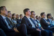 Rund 100 Interessierte verfolgen die Ausführungen des Chefs des Steueramts. (Bild: Andrea Stalder)